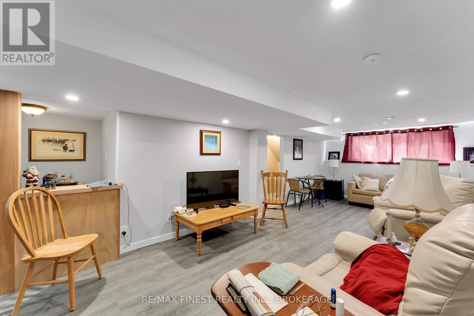 21 CARRIAGE COURT AVENUE Image 22