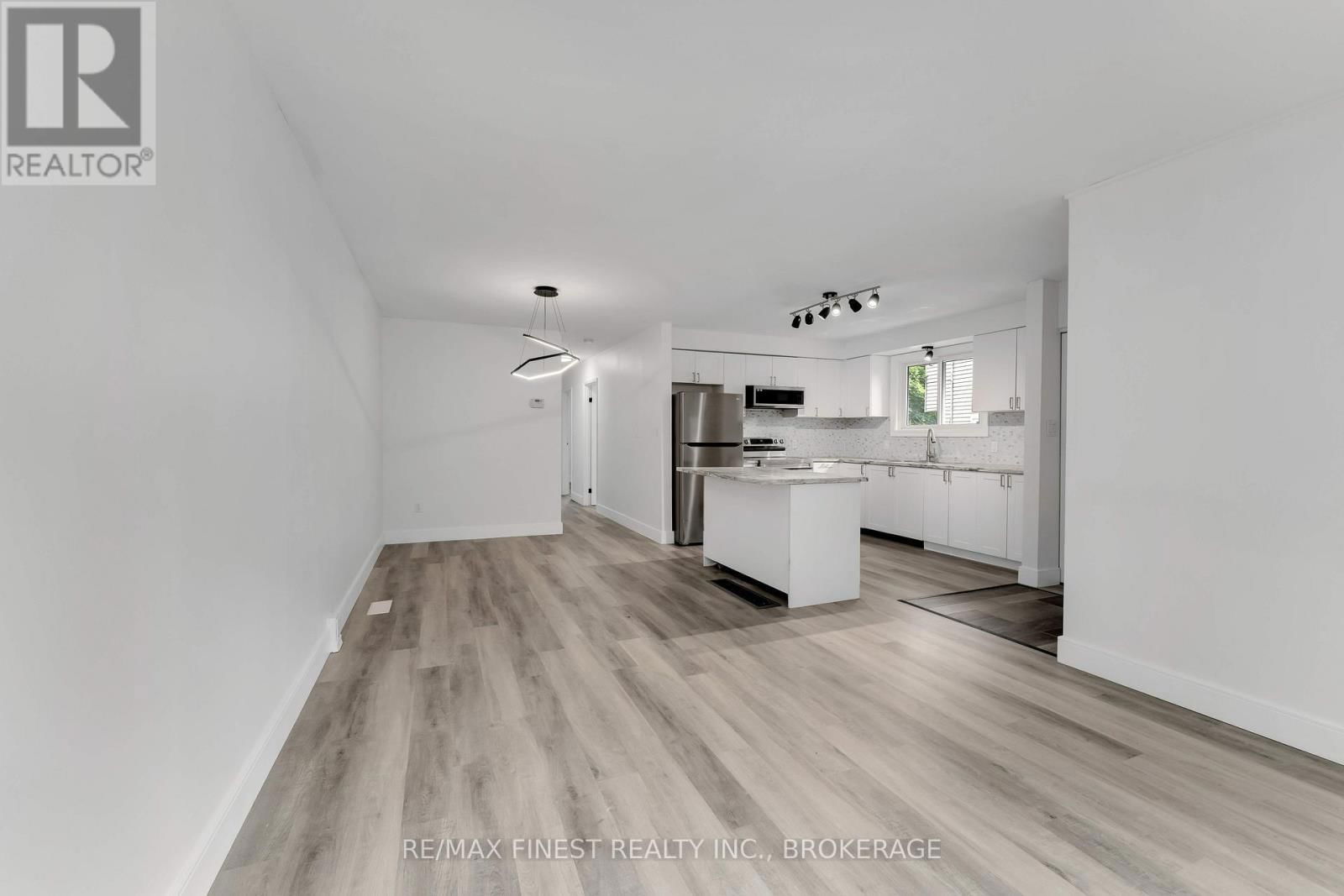 21 CARRIAGE COURT AVENUE Image 4