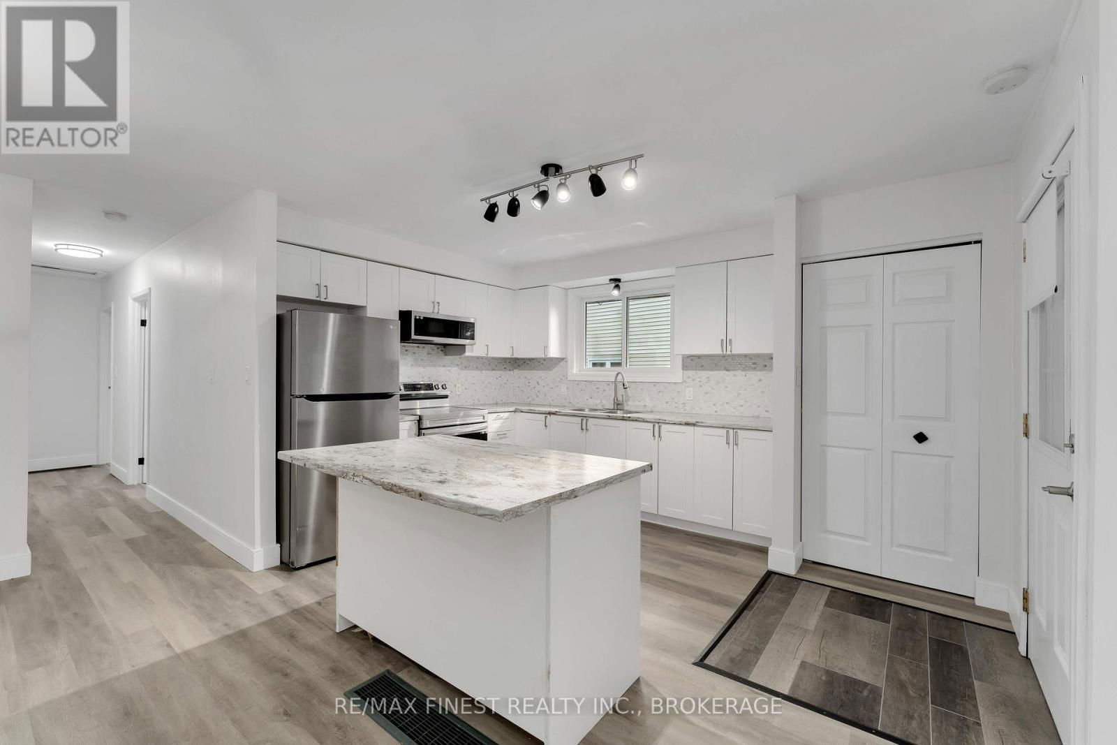21 CARRIAGE COURT AVENUE Image 5