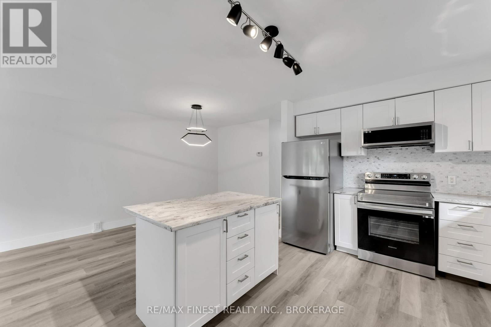 21 CARRIAGE COURT AVENUE Image 7