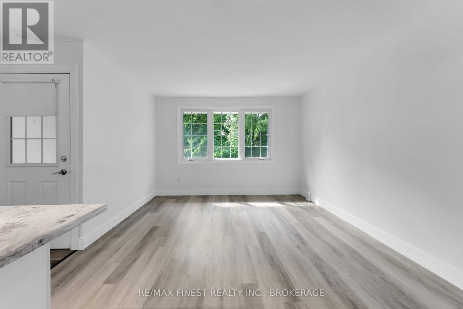 21 CARRIAGE COURT AVENUE Image 9