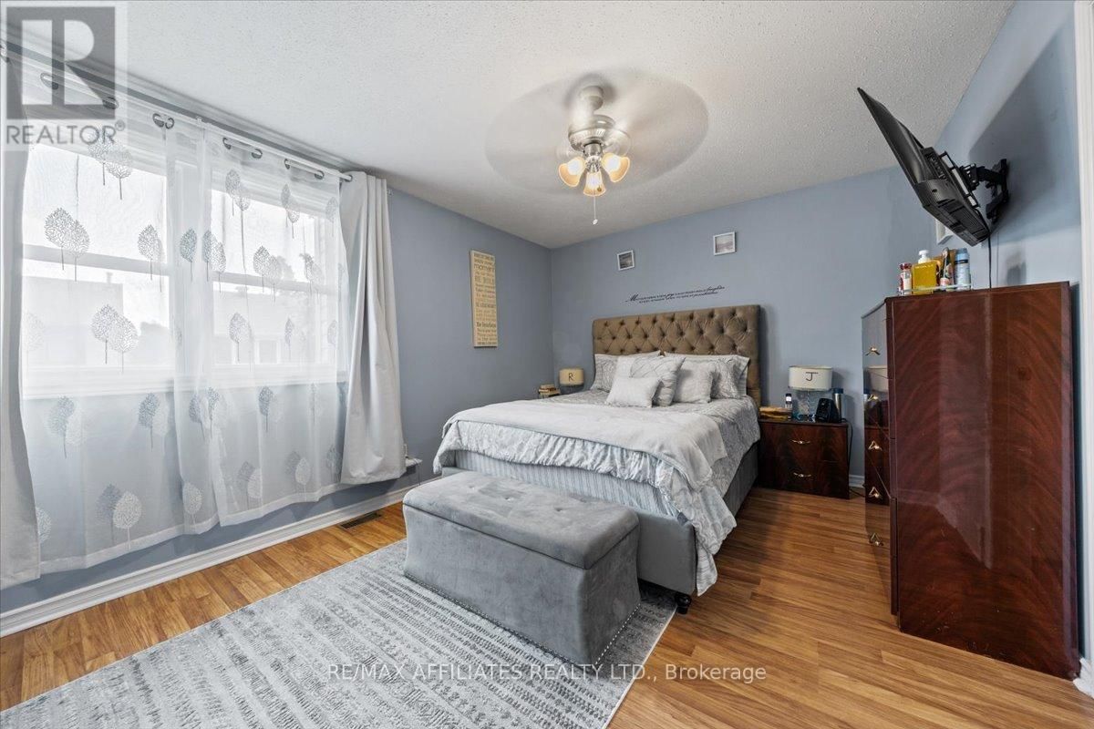 300 SYLVIE TERRACE Image 23
