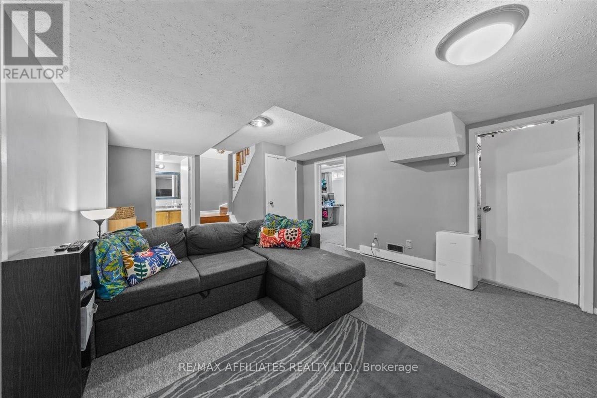 300 SYLVIE TERRACE Image 26