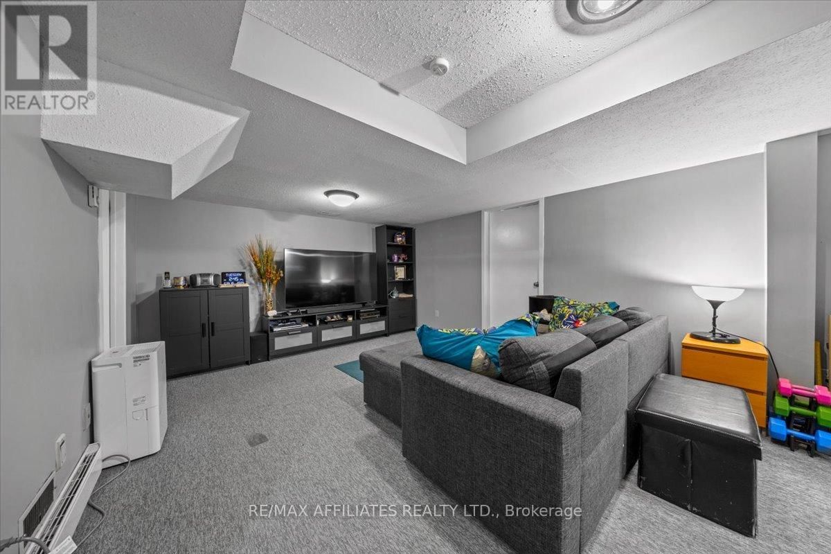 300 SYLVIE TERRACE Image 27
