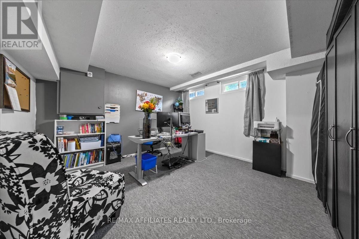 300 SYLVIE TERRACE Image 28