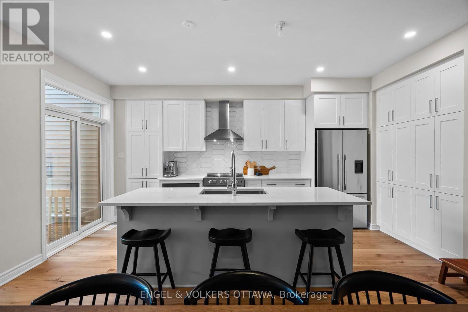 523 MANHATTAN COURT Image 10