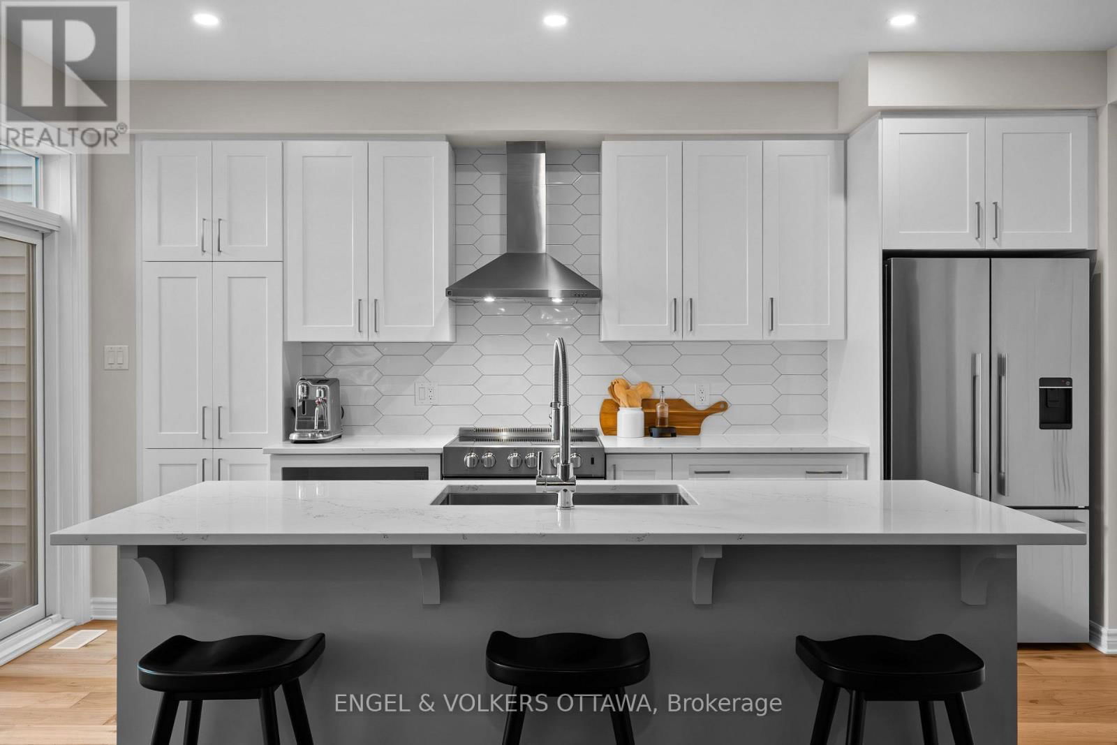 523 MANHATTAN COURT Image 11