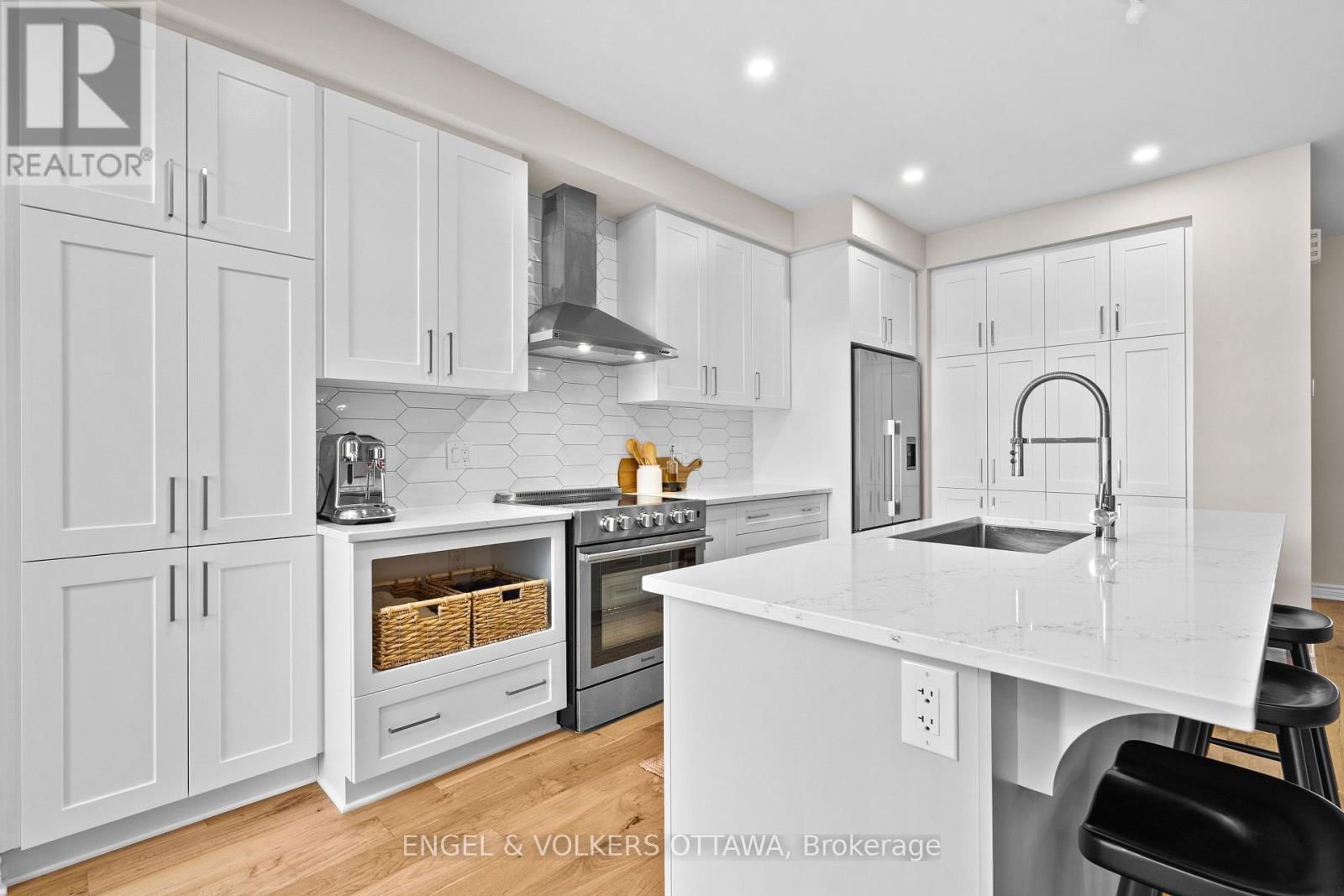 523 MANHATTAN COURT Image 13