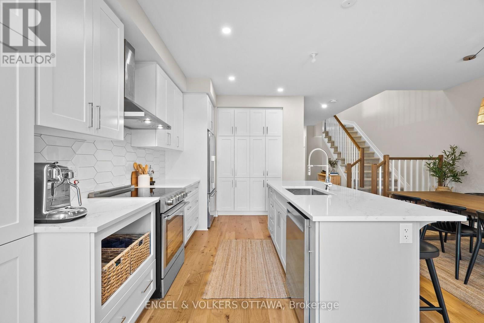 523 MANHATTAN COURT Image 14