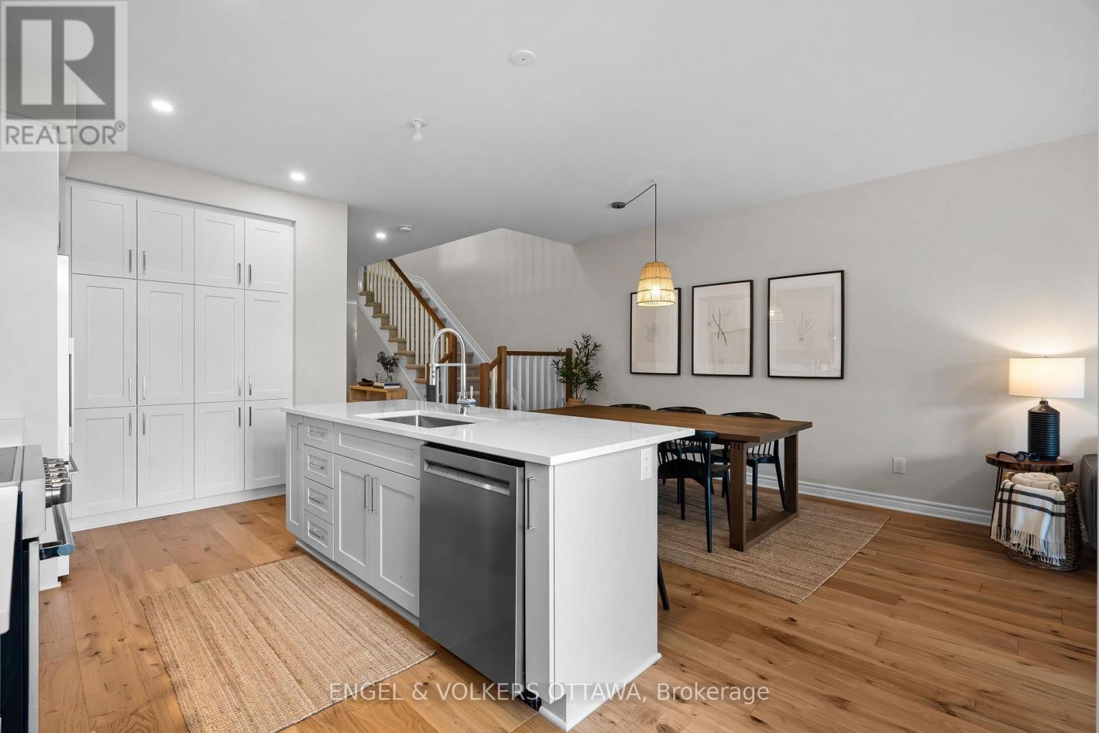 523 MANHATTAN COURT Image 15