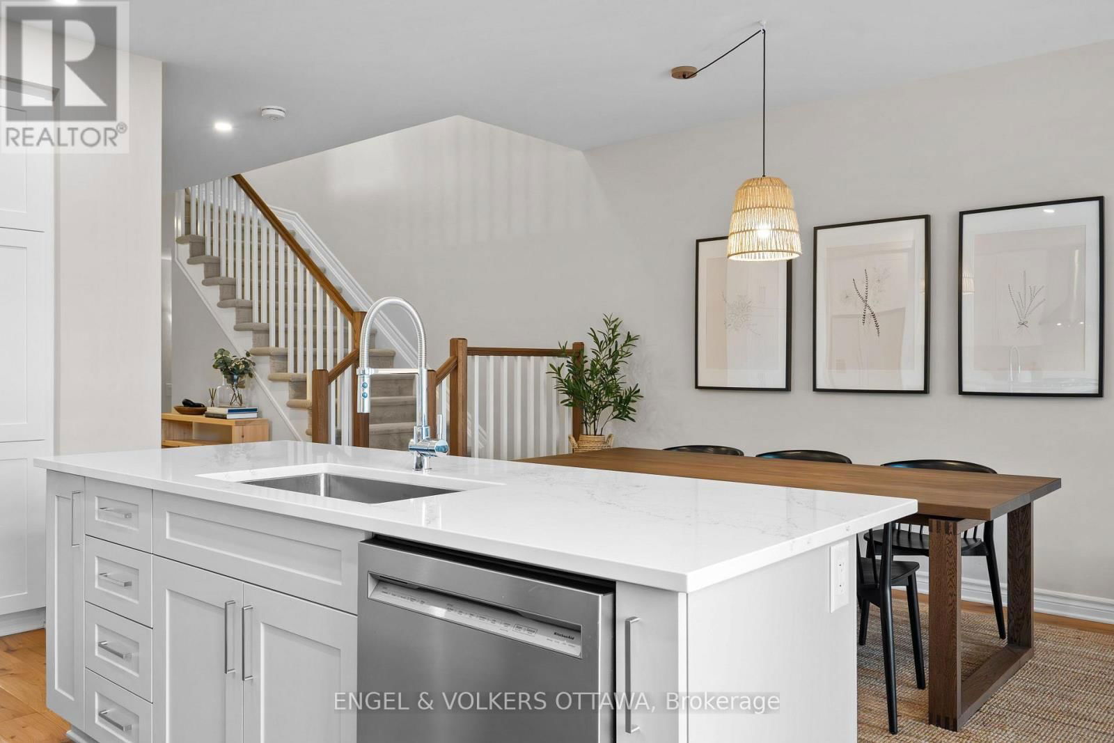 523 MANHATTAN COURT Image 16