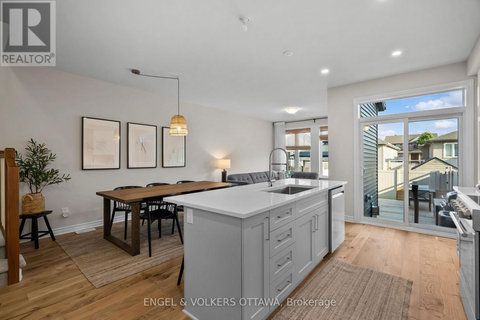 523 MANHATTAN COURT Image 17