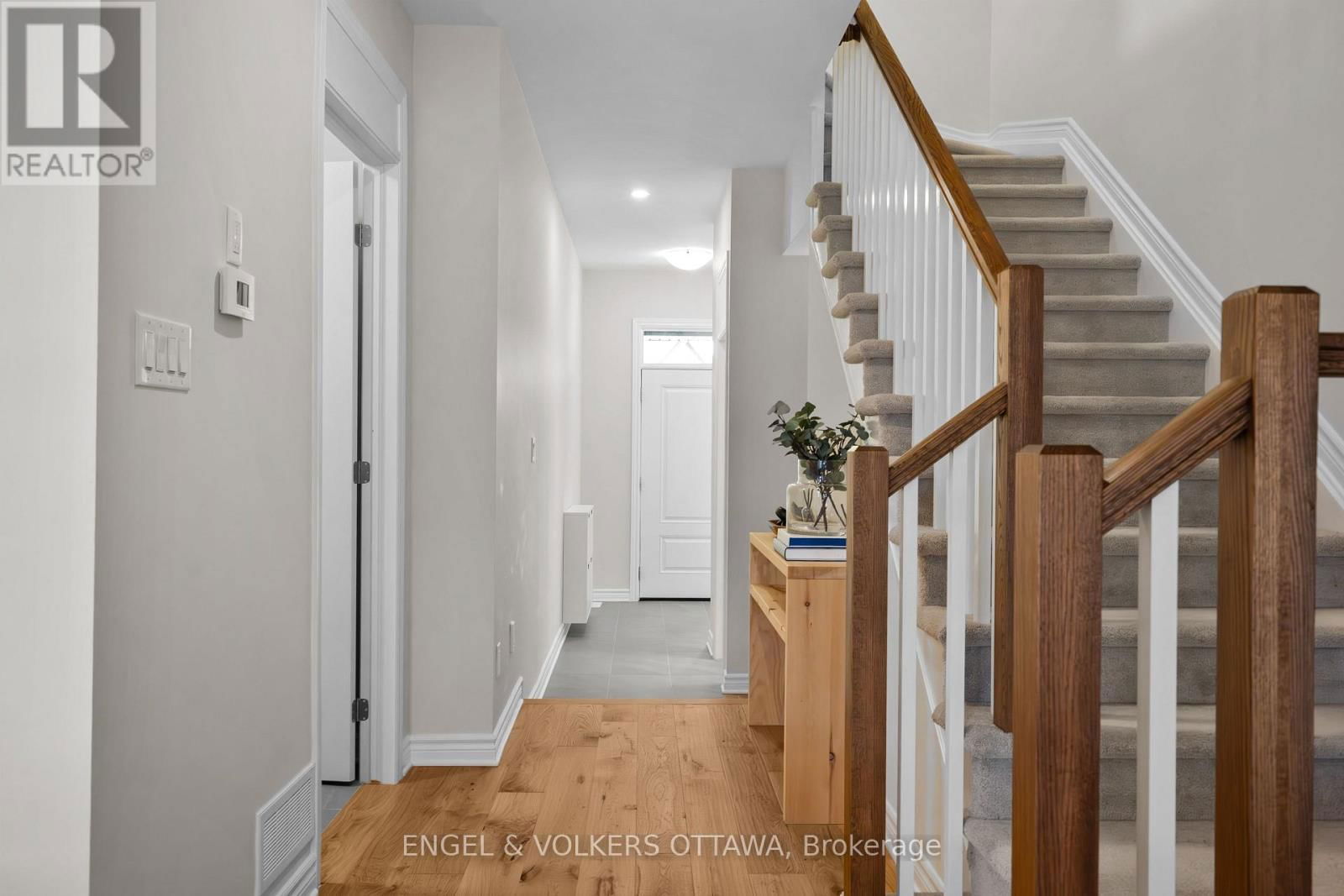 523 MANHATTAN COURT Image 26