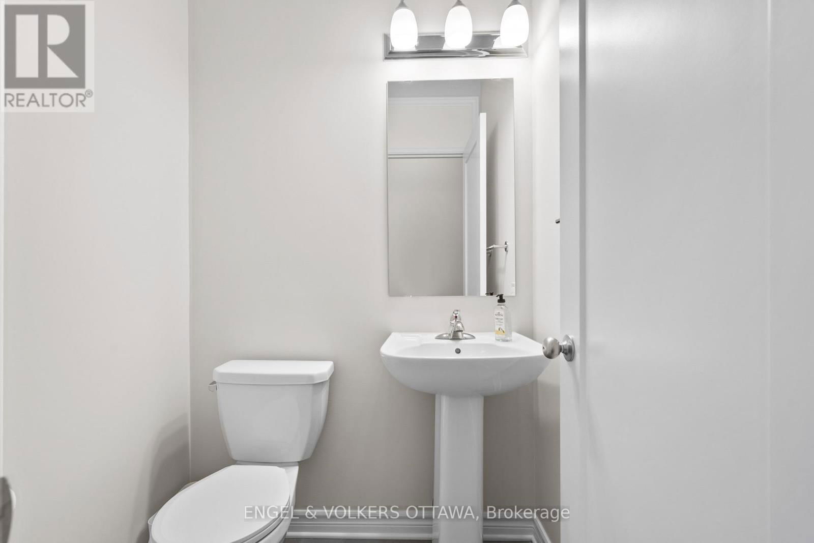 523 MANHATTAN COURT Image 27