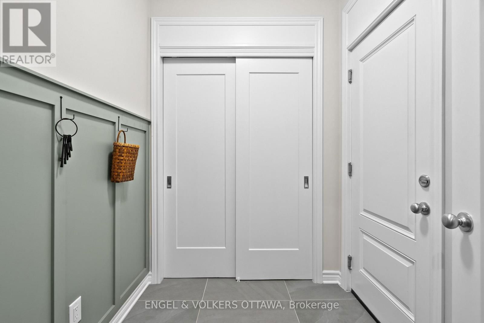 523 MANHATTAN COURT Image 28