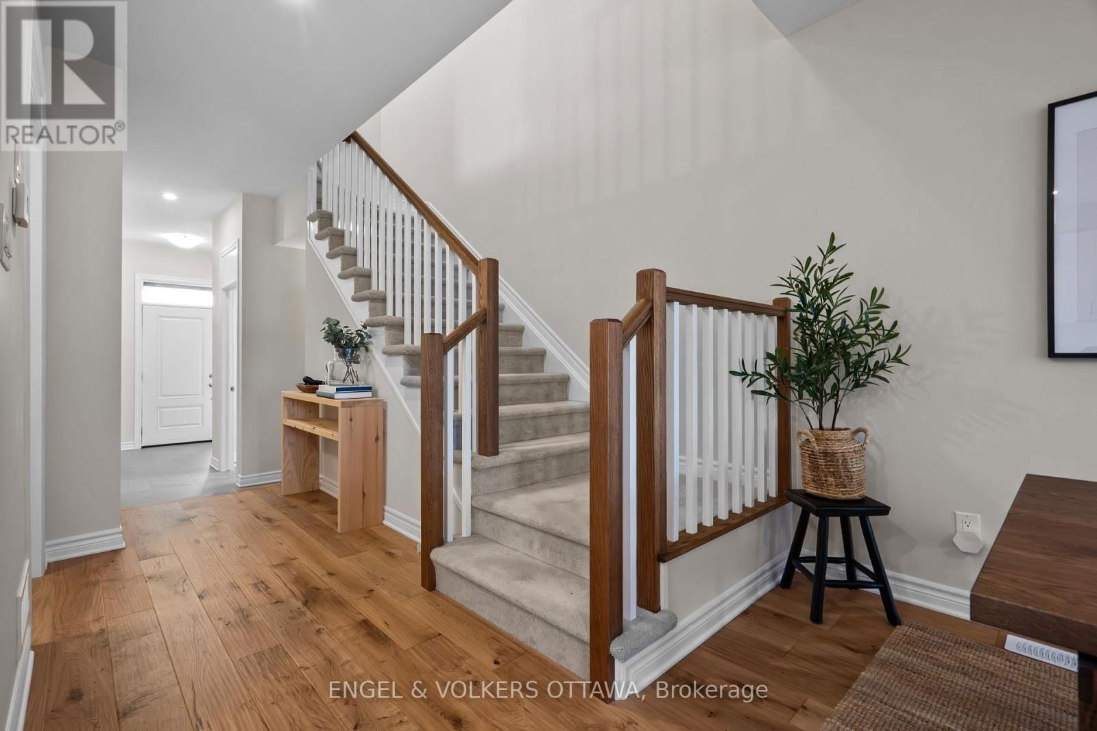 523 MANHATTAN COURT Image 29