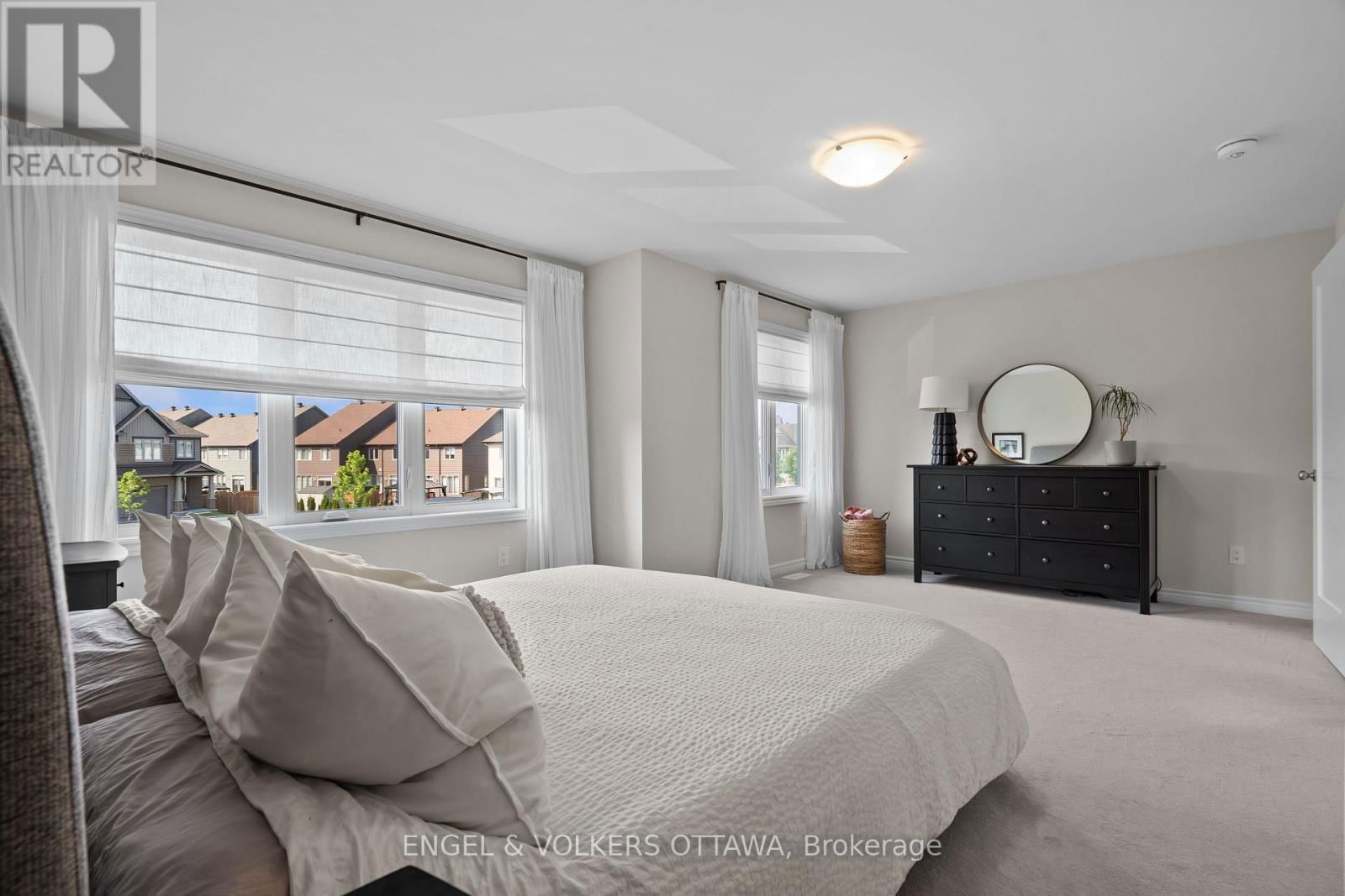 523 MANHATTAN COURT Image 31