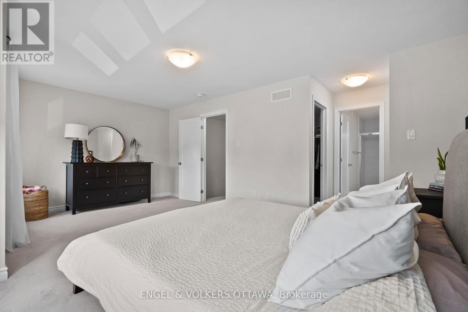 523 MANHATTAN COURT Image 32