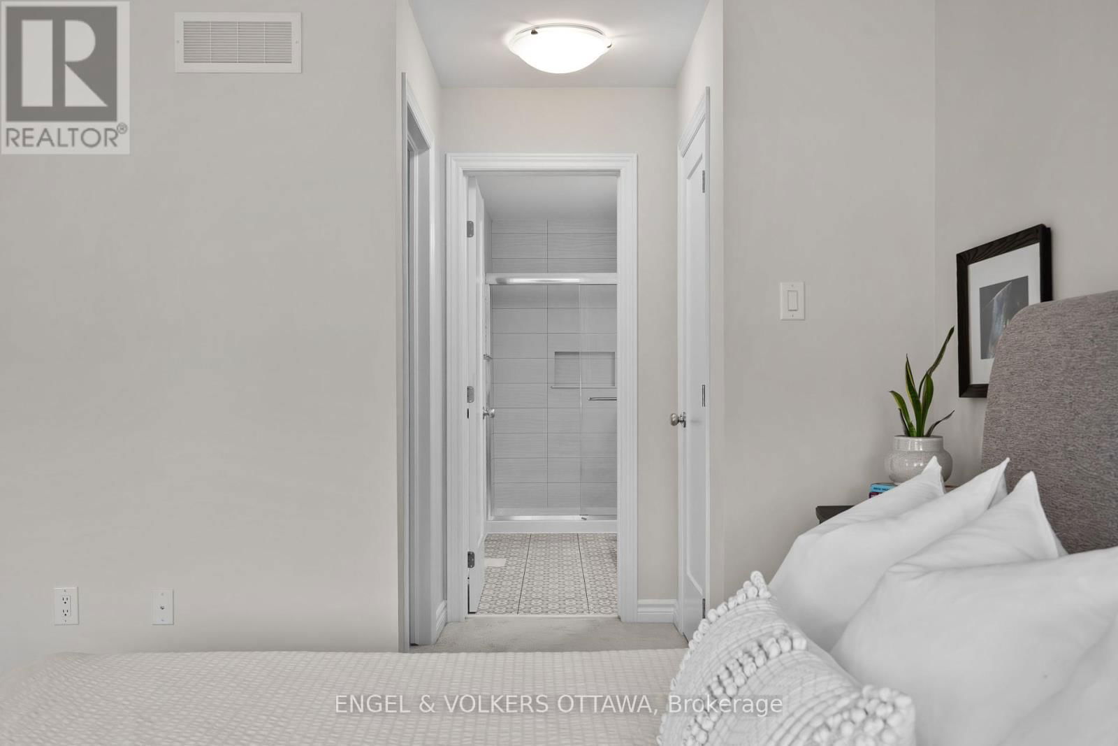 523 MANHATTAN COURT Image 33