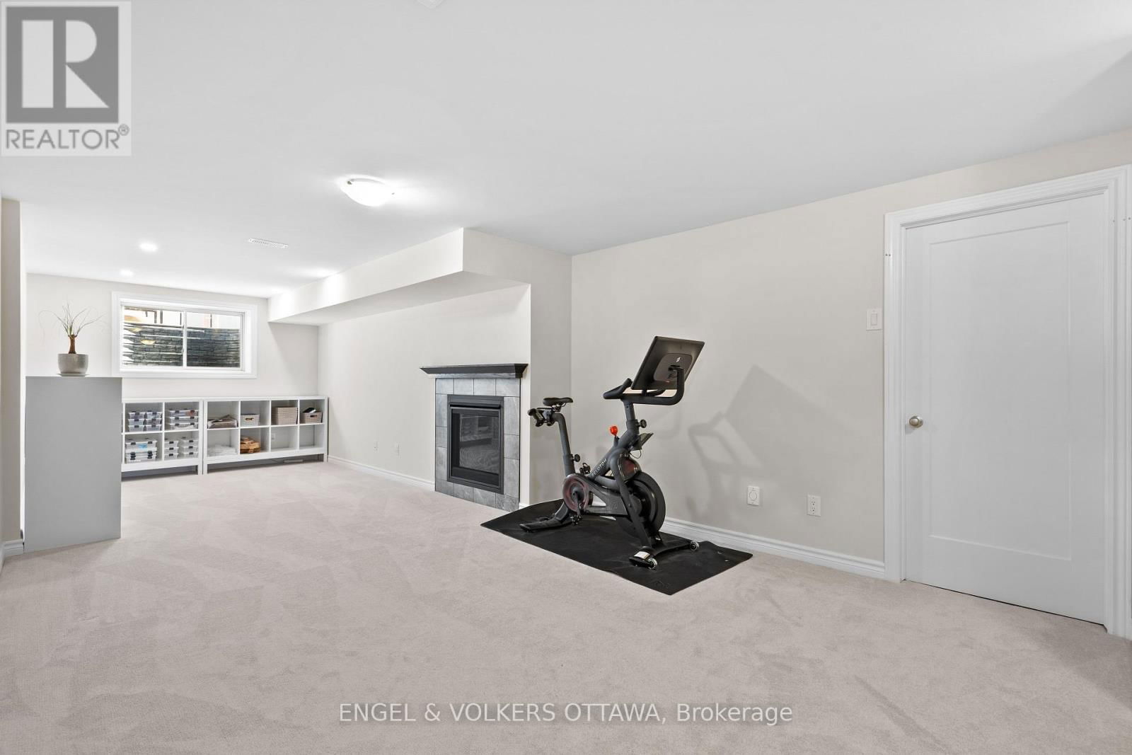 523 MANHATTAN COURT Image 43