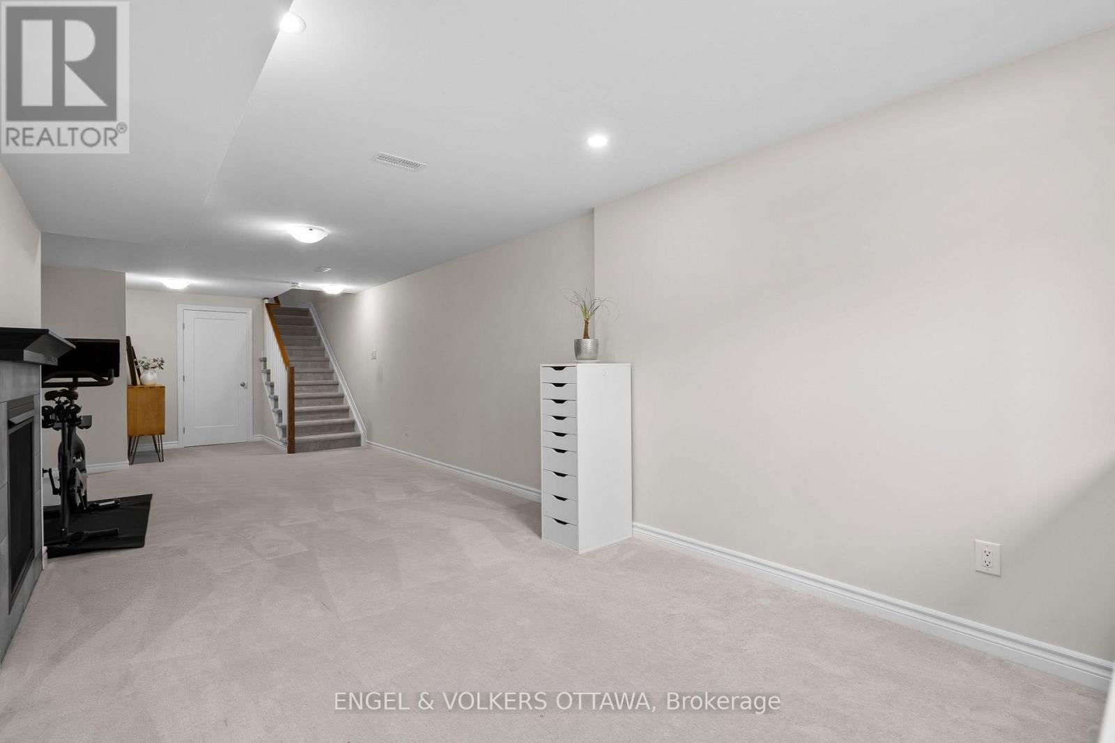 523 MANHATTAN COURT Image 44