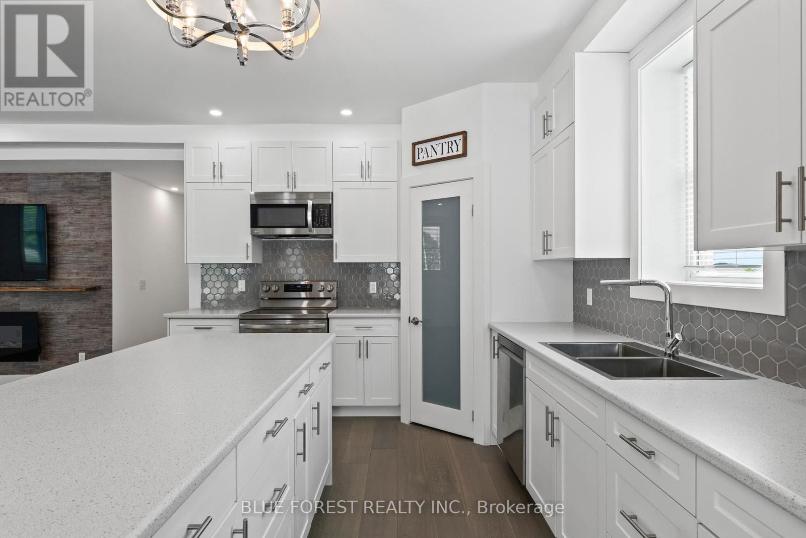 22676 THAMES ROAD Image 10