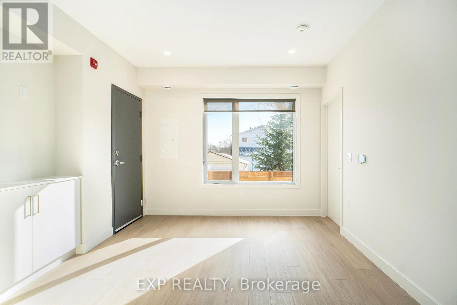 Unit # 4 - 158 LAVAL STREET NORTH Image 2