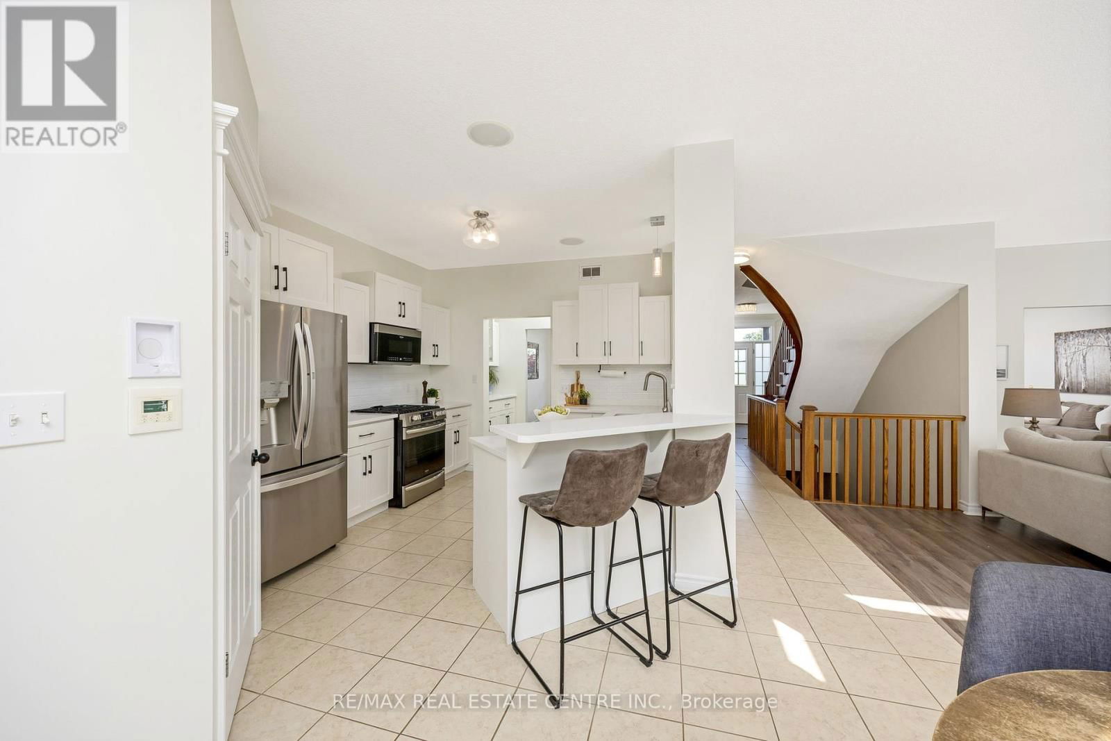 237 RIDGE TOP CRESCENT Image 12