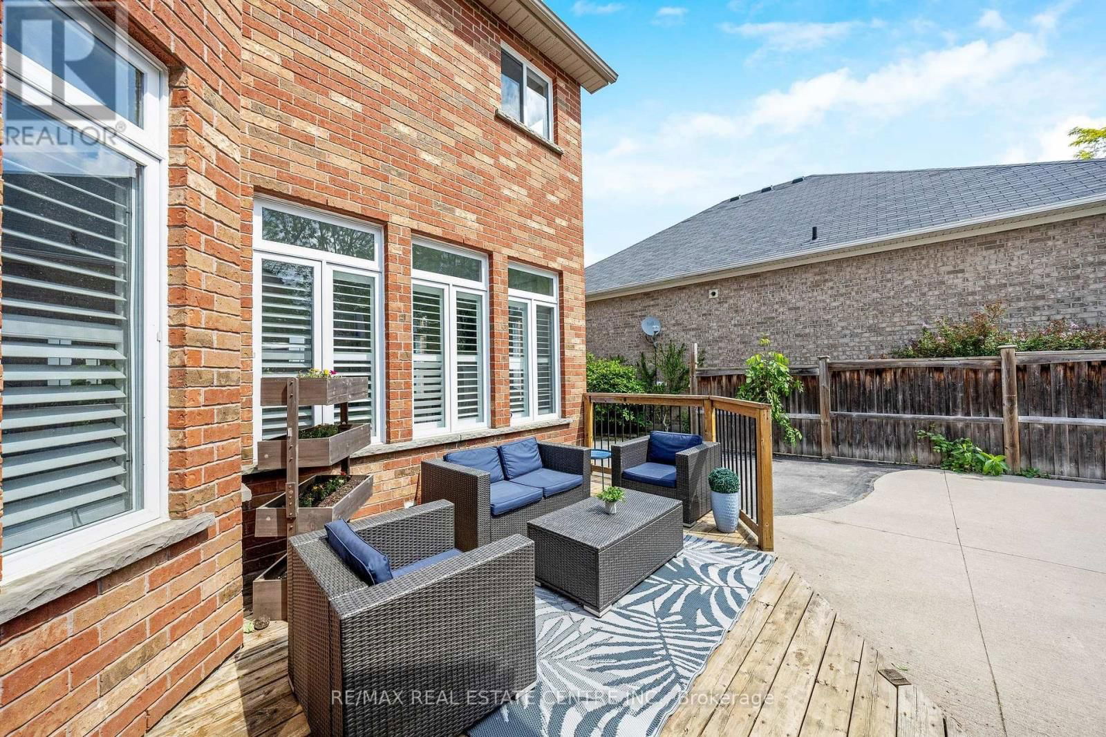 237 RIDGE TOP CRESCENT Image 35