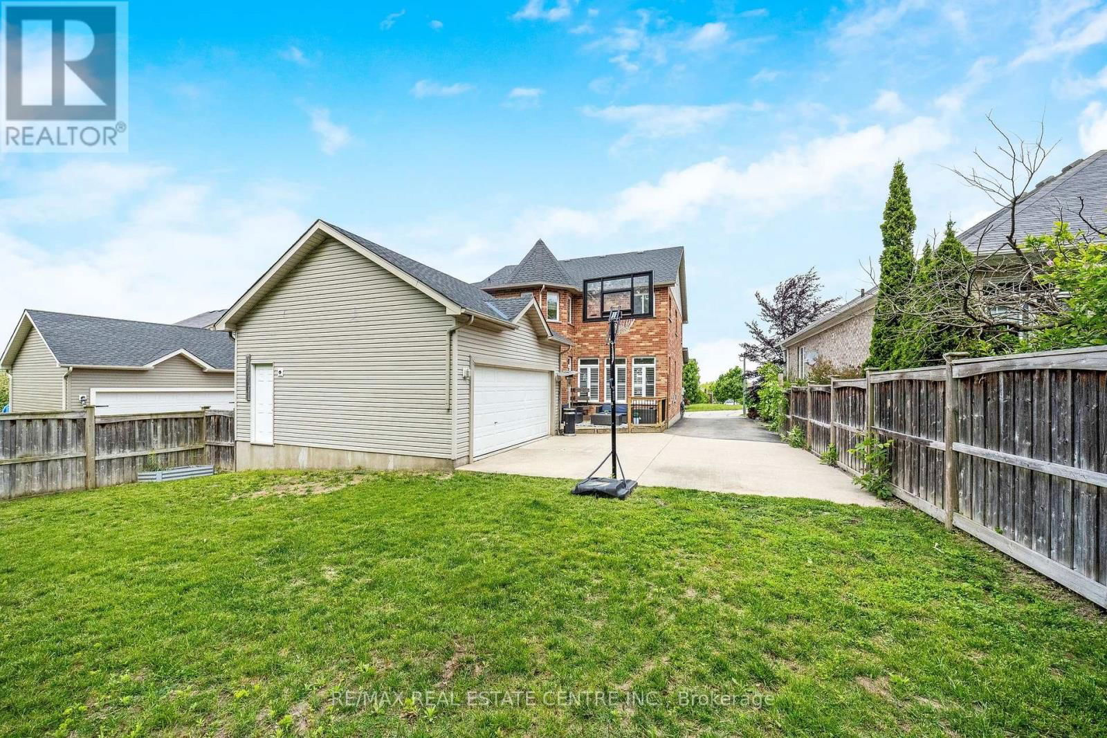 237 RIDGE TOP CRESCENT Image 37