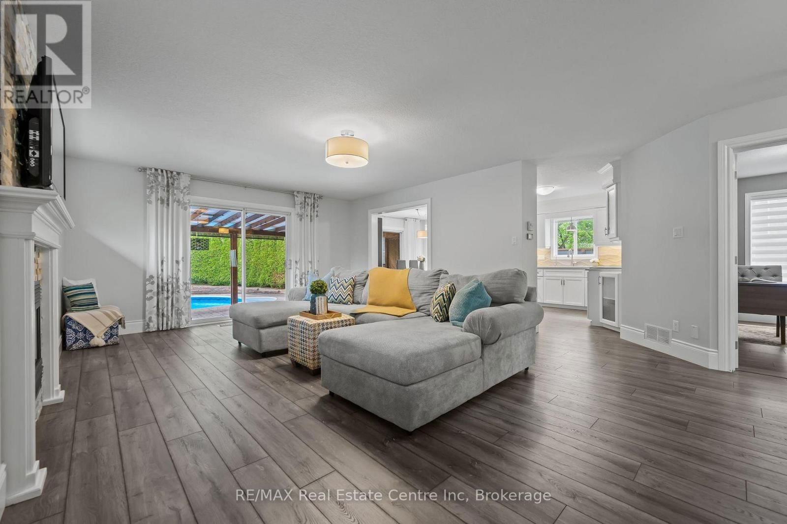 52 BOND COURT Image 12