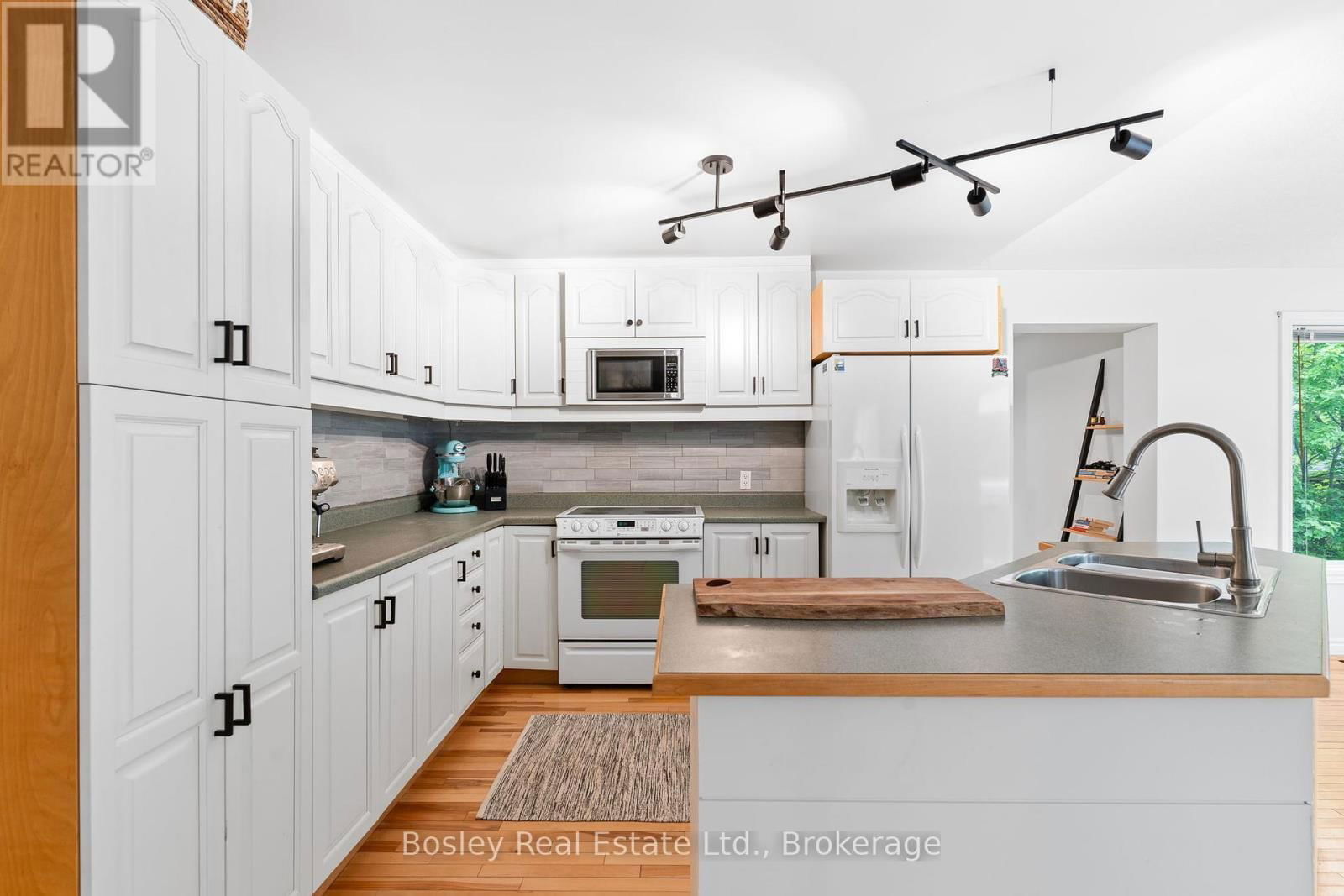 136 MAPLE LANE Image 13