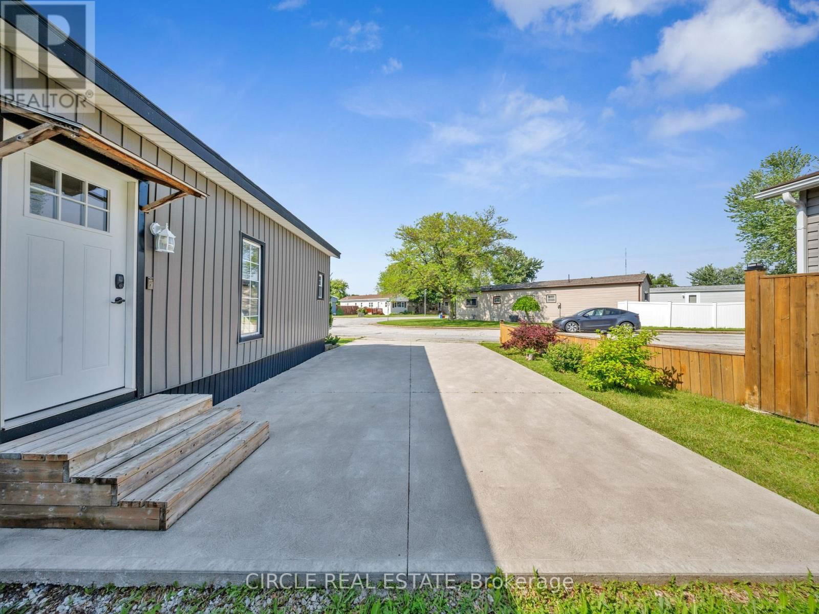5 MAPLE DRIVE Image 16