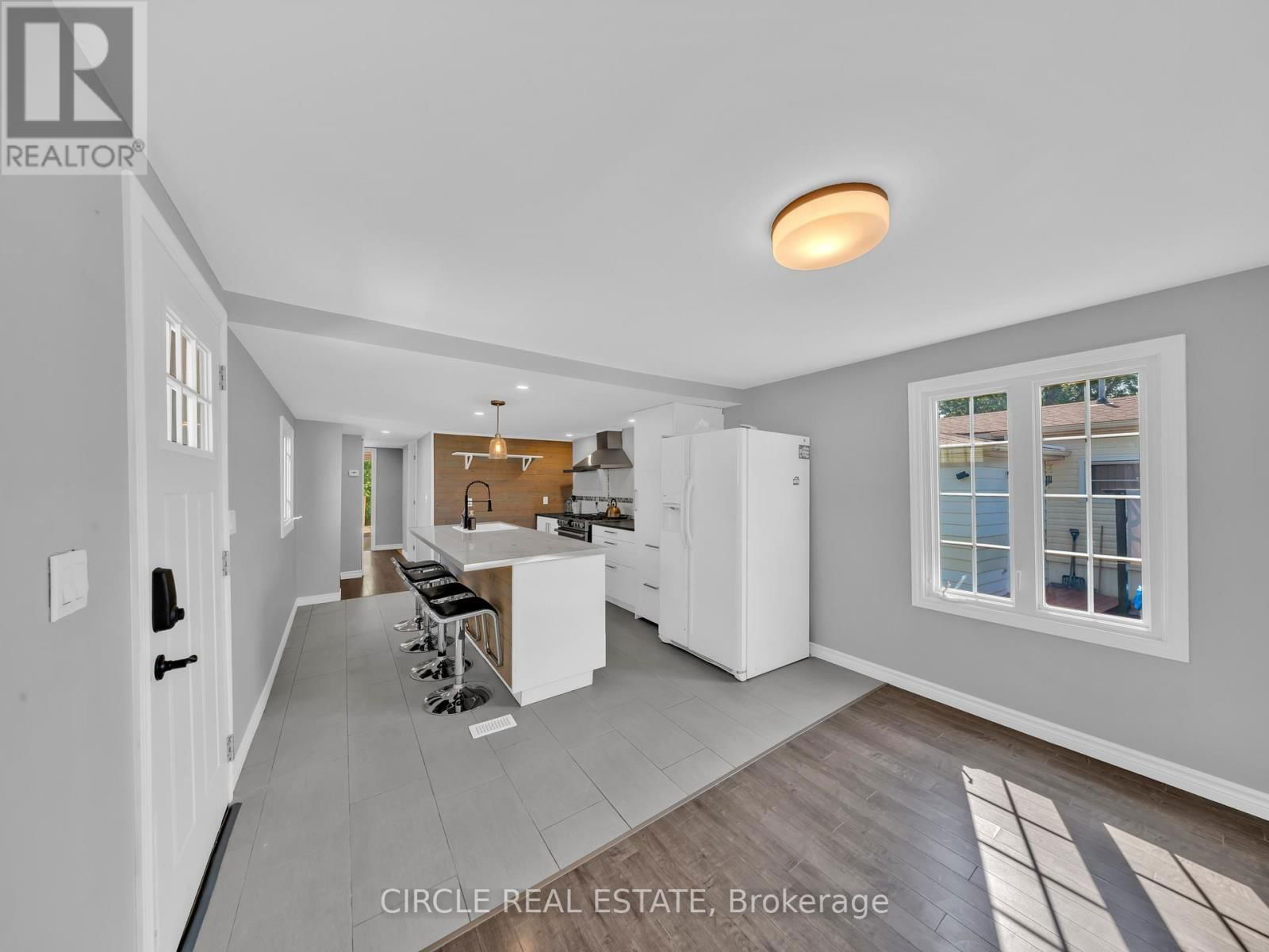 5 MAPLE DRIVE Image 19