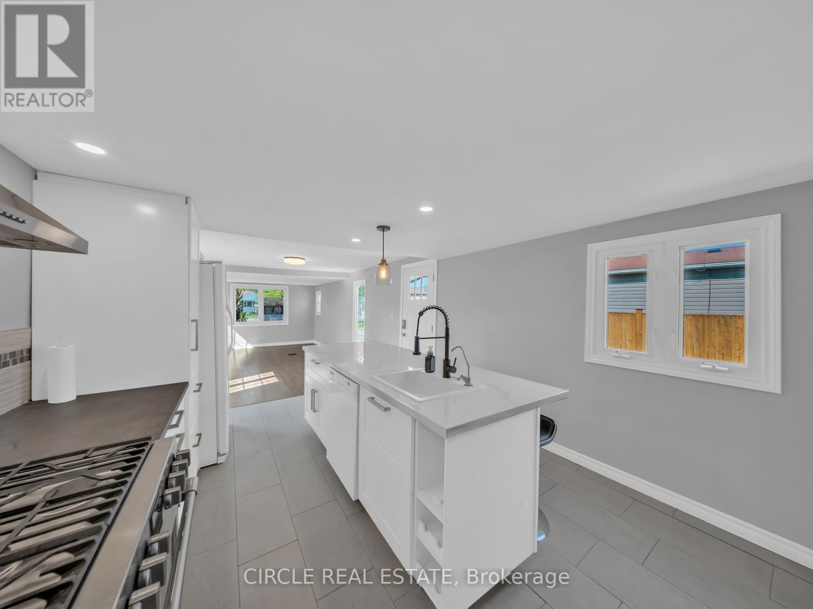 5 MAPLE DRIVE Image 22