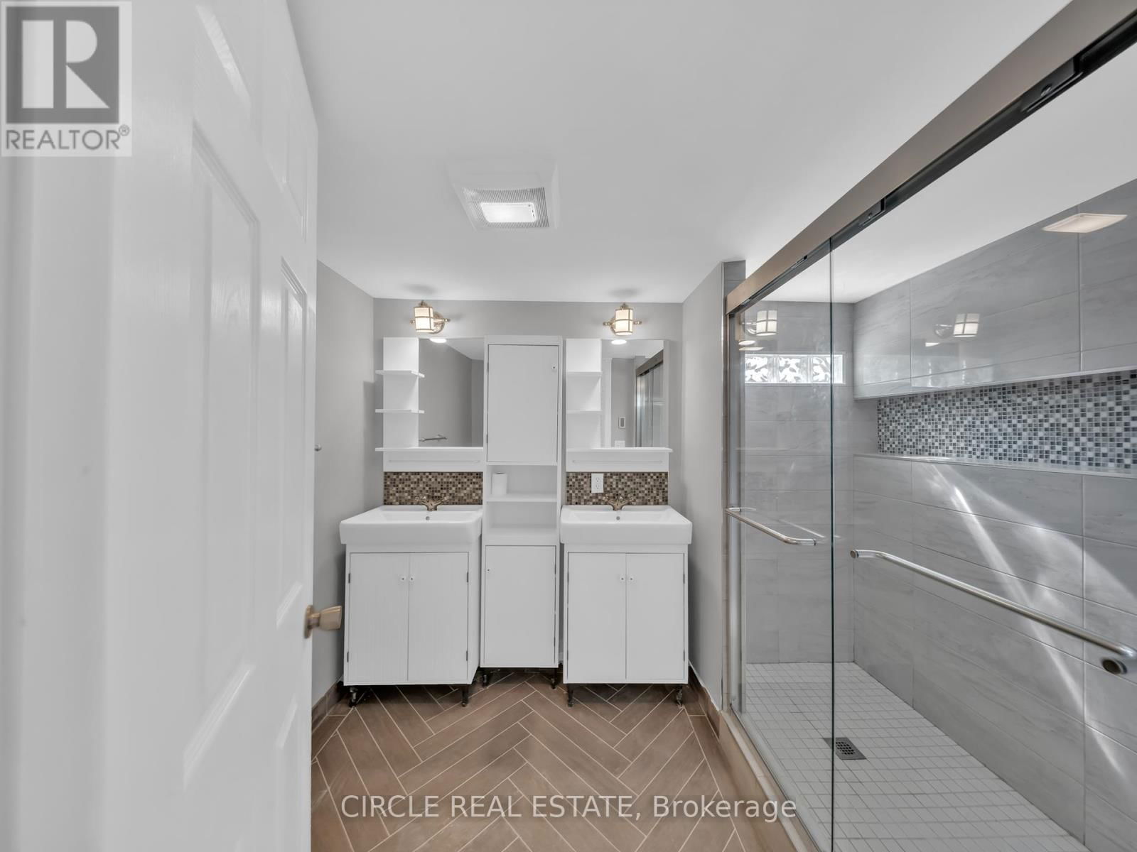 5 MAPLE DRIVE Image 27