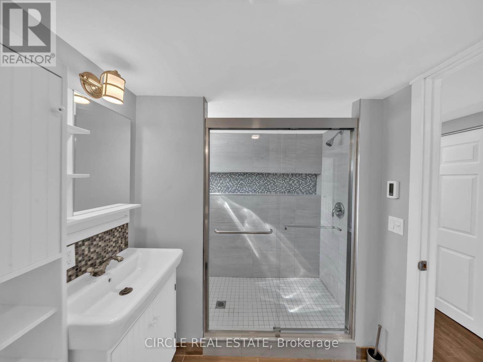 5 MAPLE DRIVE Image 28