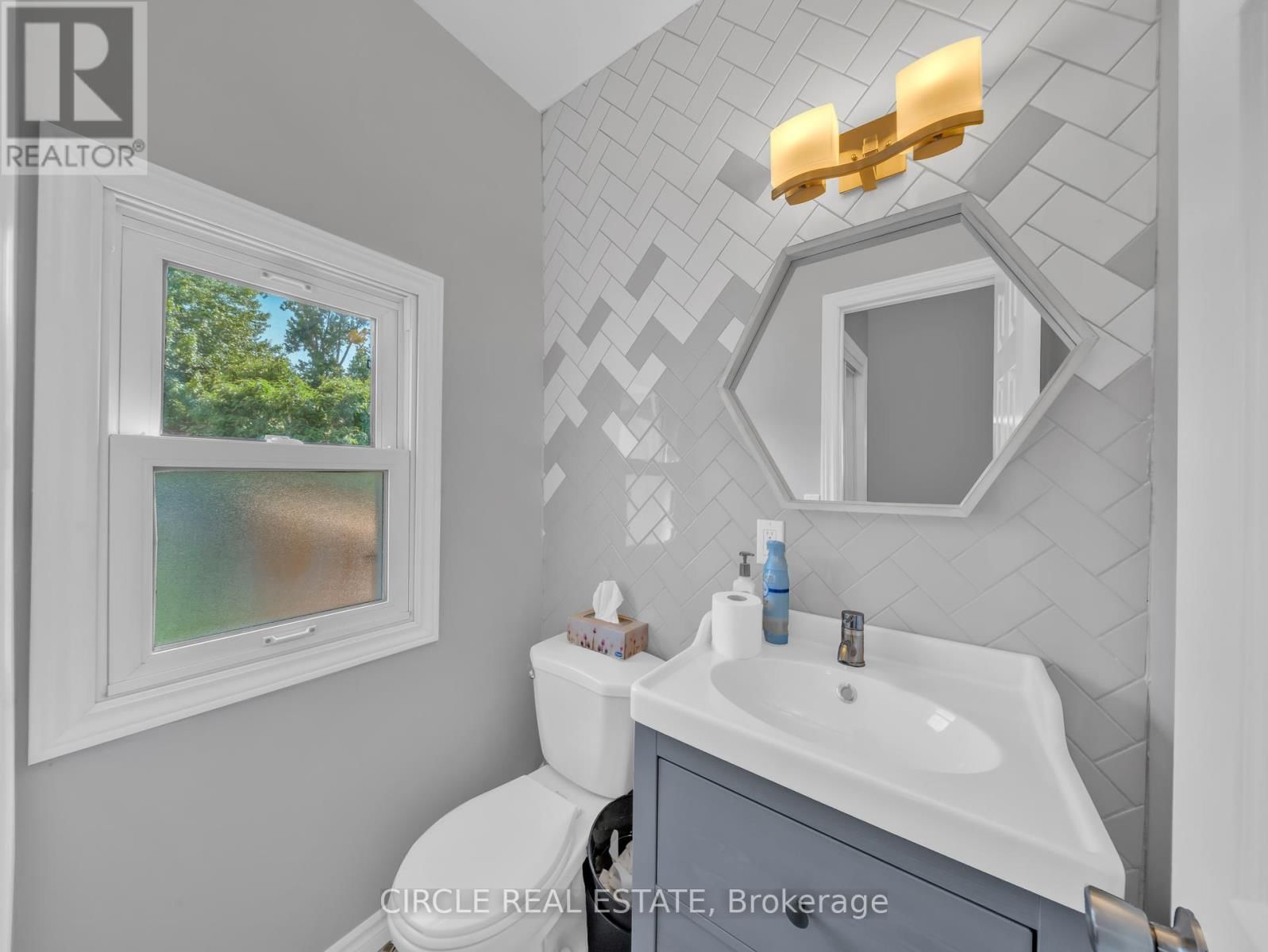 5 MAPLE DRIVE Image 31