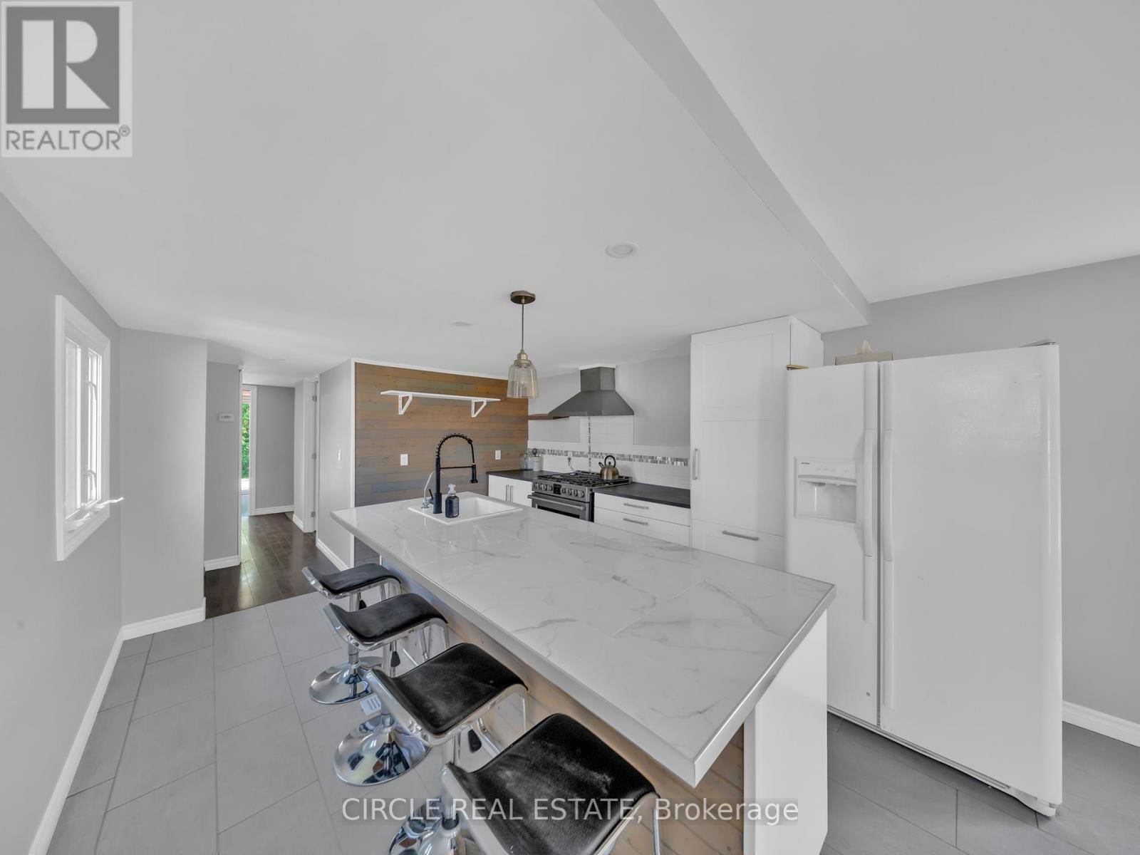 5 MAPLE DRIVE Image 34