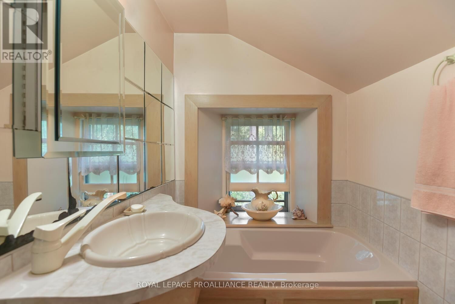 3646 MAPLE AVENUE Image 21