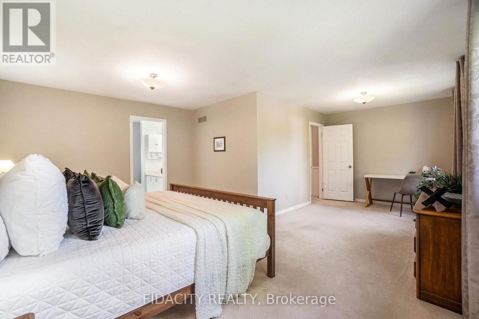 17 ALBURY CRESCENT Image 18