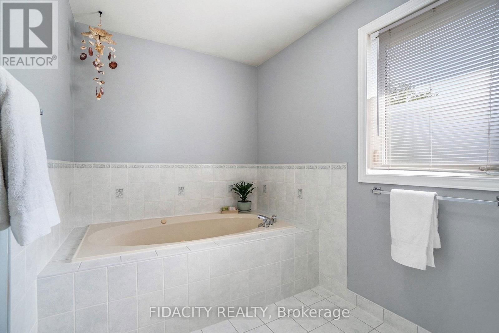 17 ALBURY CRESCENT Image 22