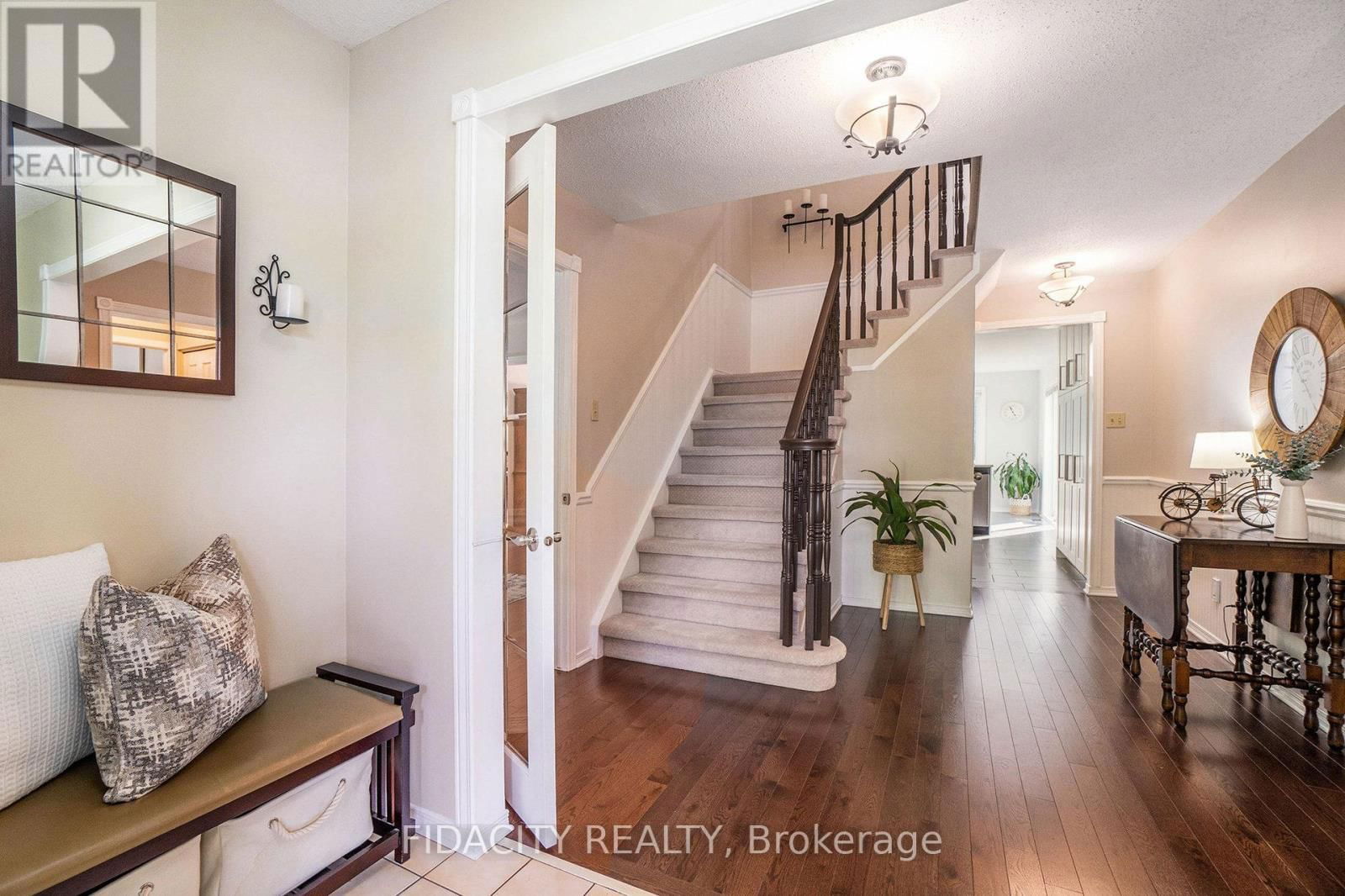 17 ALBURY CRESCENT Image 3
