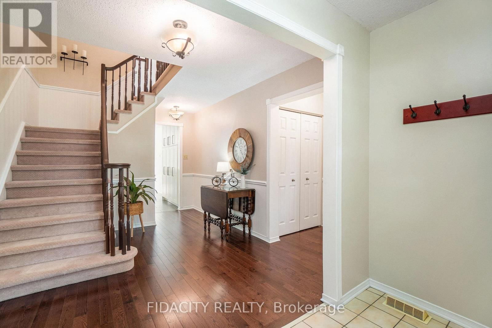 17 ALBURY CRESCENT Image 4
