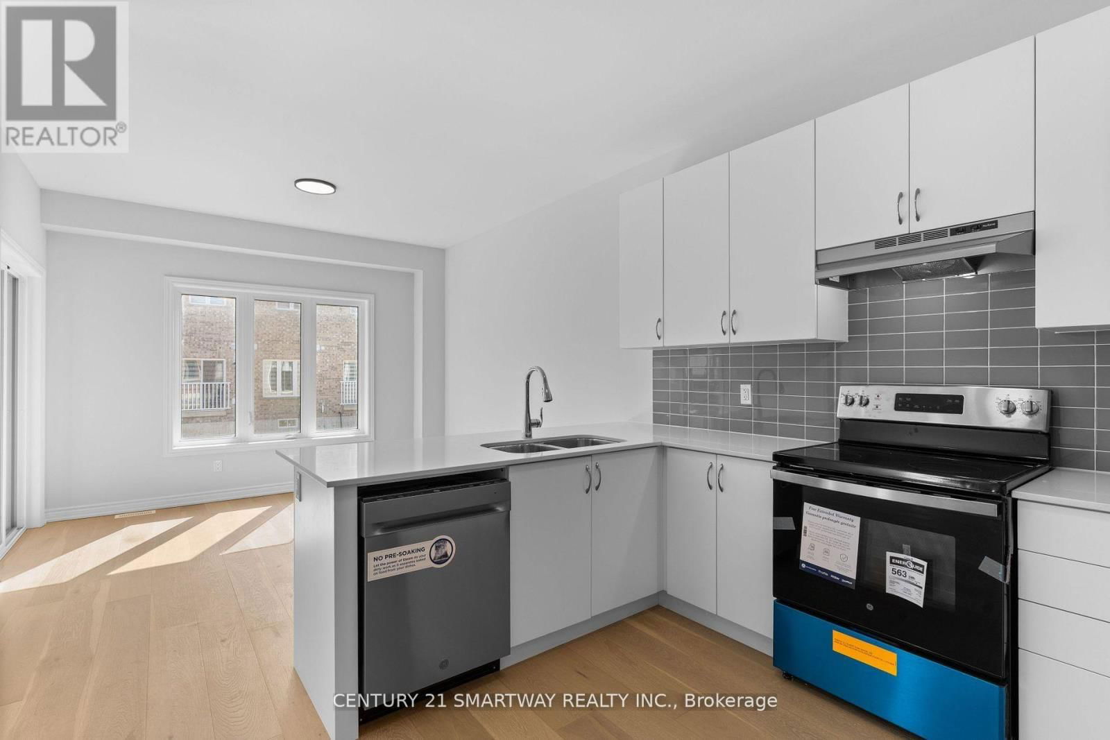 46 HUNTSWORTH AVENUE Image 12