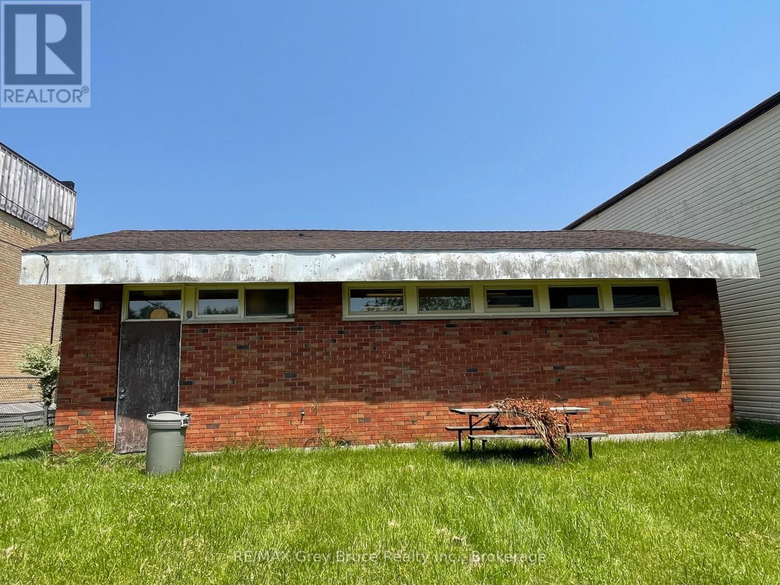 274 QUEEN STREET NORTH Image 3