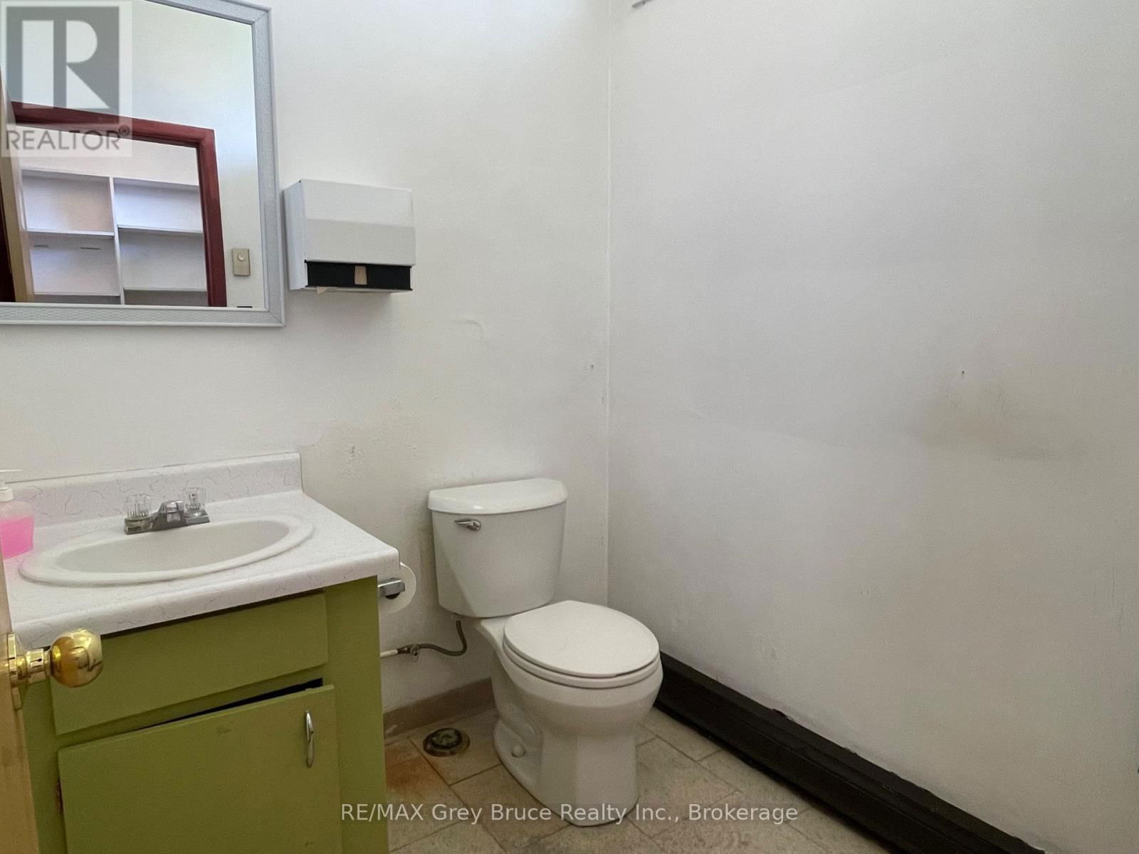 274 QUEEN STREET NORTH Image 9