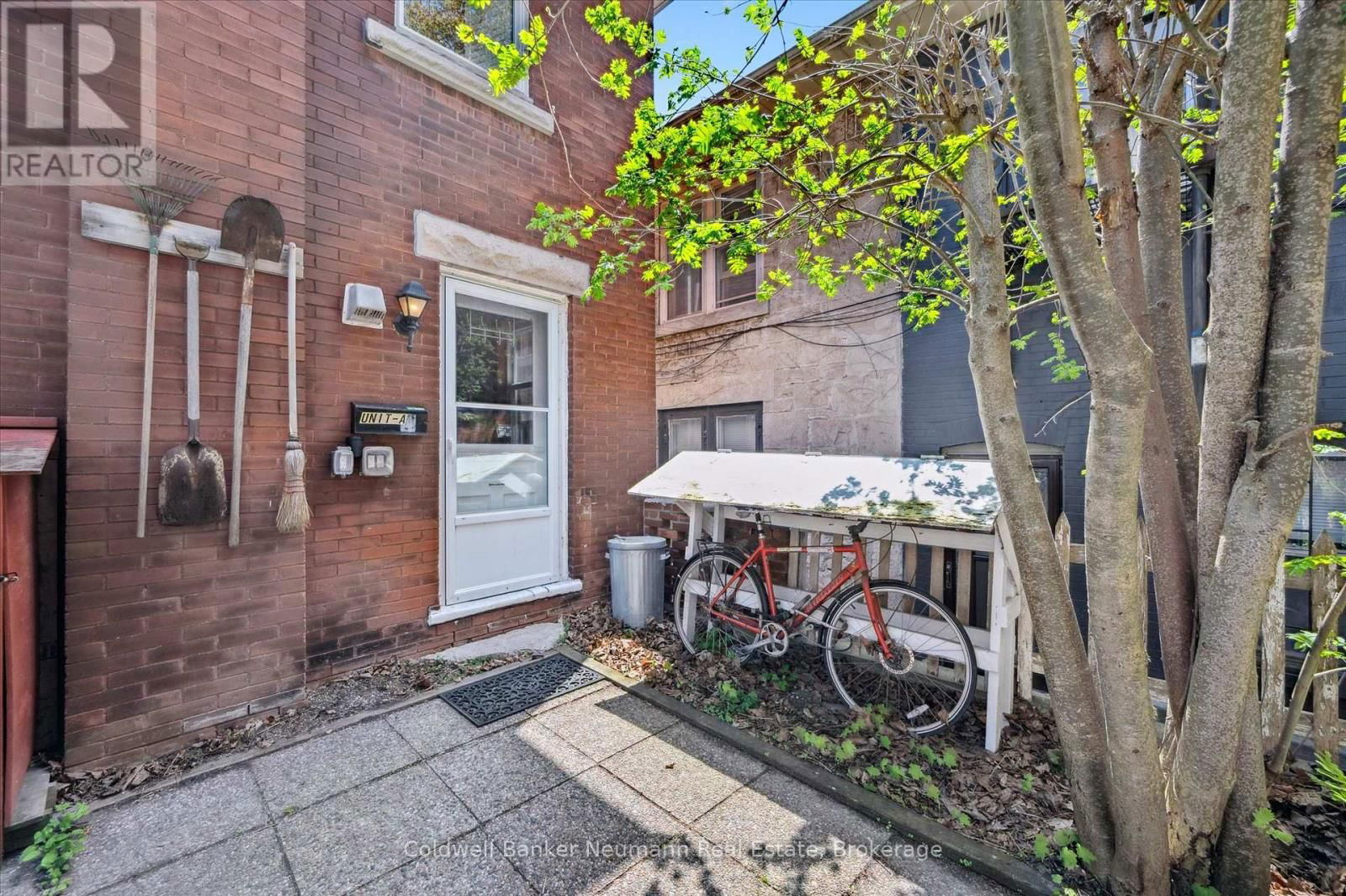 124 SURREY STREET EAST Image 11