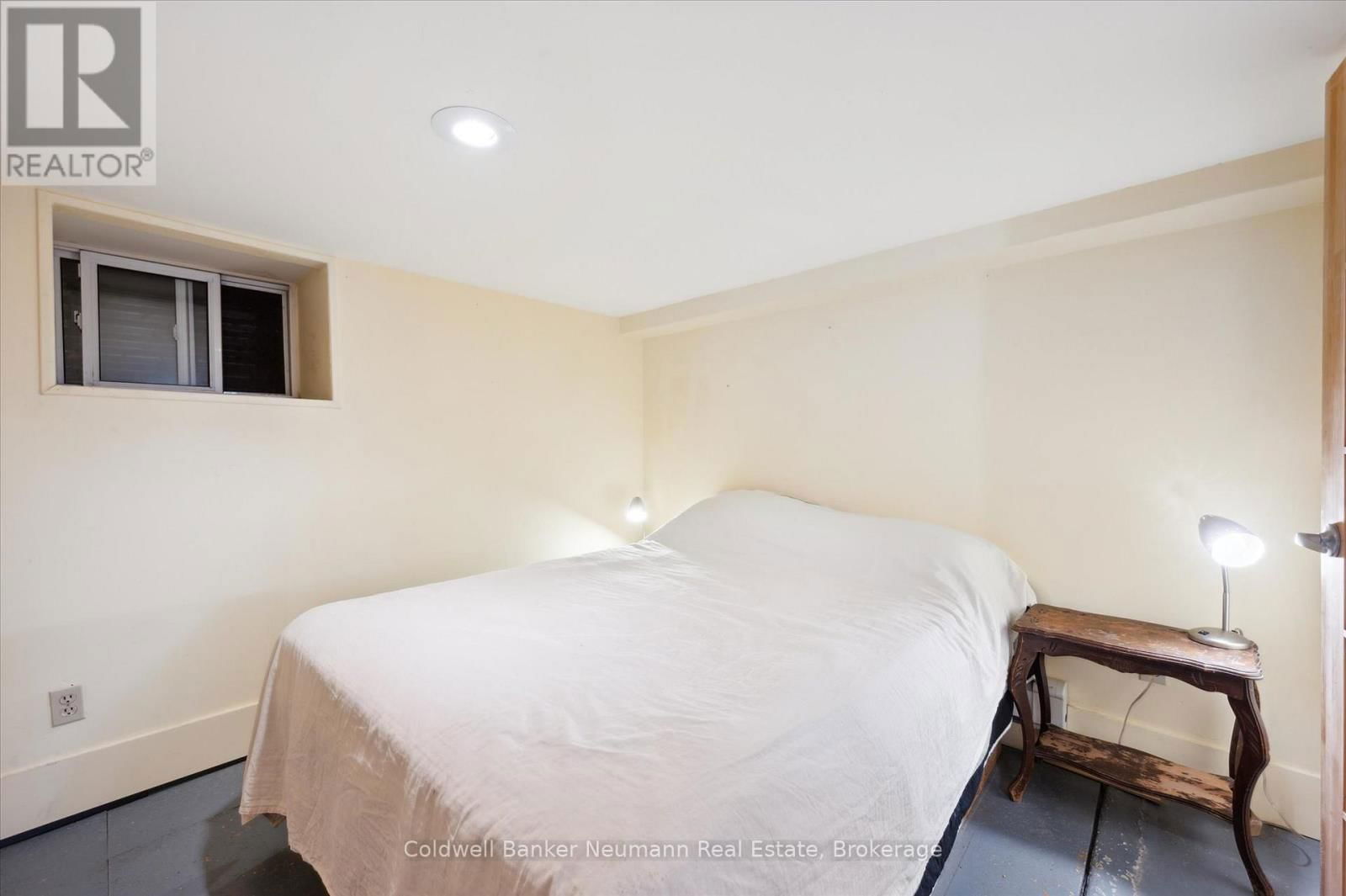 124 SURREY STREET EAST Image 17
