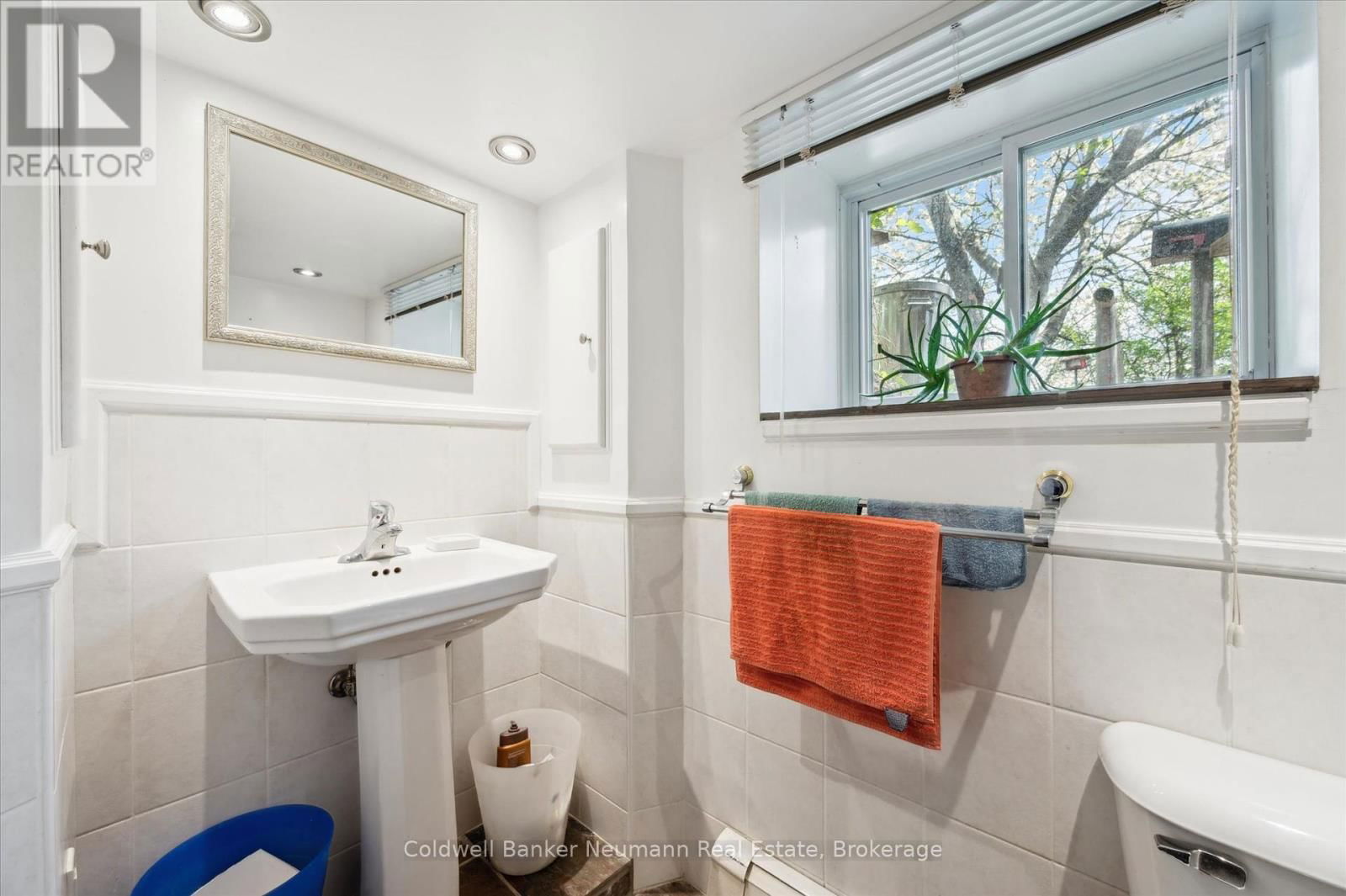 124 SURREY STREET EAST Image 18
